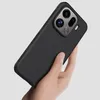 A hand holding a black phone case. Produktbild-Vorschau