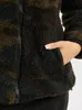 A close-up of a person's hand in the pocket of a camouflage-patterned fleece jacket. Produktbild-Vorschau