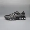 A side view of a black and silver ASICS running shoe against a plain gray background. Produktbild-Vorschau
