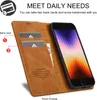 A brown leather phone case with card slots and a phone inside, shown open. Anteprima dell’immagine prodotto