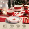 Auf dem Weihnachtstisch sind Teller und Schalen gestapelt. Voir les images du produit