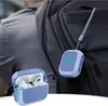 A person wearing a backpack with an AirPods Pro case attached. Anteprima dell’immagine prodotto