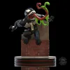 A Venom Q-Fig diorama figure is displayed on a brick platform with a black background. Produktbild-Vorschau