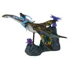 A toy figure of a Na'vi character riding a winged creature, with a rocky base and alien plants. Produktbild-Vorschau
