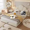 A bedroom scene featuring a bed with various callouts highlighting materials and dimensions. Produktbild-Vorschau