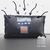 A black desiccant bag with water droplets and arrows indicating moisture absorption. Anteprima dell’immagine prodotto
