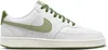 A single white Nike Court Vision Low sneaker with green accents is shown against a white background. Produktbild-Vorschau