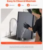 A person is cleaning a flat grill plate in a sink. Produktbild-Vorschau
