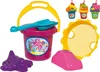 A collection of colorful plastic beach toys, including a bucket, shovel, sieve, and molds, arranged on a white background. Anteprima dell’immagine prodotto