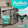A black metal baby gate installed in a doorway, with marketing overlays highlighting its features. Anteprima dell’immagine prodotto