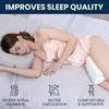 A woman sleeping on her side with a knee pillow between her legs. Produktbild-Vorschau