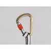 Sicherheitskarabiner "Safety Chain" von singing rock; goldfarbener Körper mit rotem Verschluss und schwarzem/weißem Band. Voir les images du produit