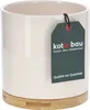 A cream-colored ceramic pot with a bamboo base, featuring a dark green tag with brand information and a slogan. Produktbild-Vorschau