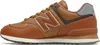 A side view of a New Balance 574 sneaker. Voir les images du produit