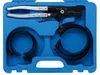 A set of piston ring compressors and a tool are neatly arranged in a blue plastic case. Voir les images du produit