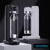Two Arendo soda makers, one black and one white, are displayed on a multi-level gray and white platform against a black background. Produktbild-Vorschau