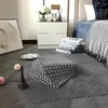 Stapel grauer ineinandergreifender Schaumstoffbodenmatten mit flauschiger Oberfläche in einem Schlafzimmer Anteprima dell’immagine prodotto