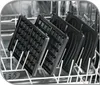 Waffle plates and grill plates are placed in a dishwasher rack. Voir les images du produit