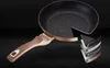 A cutaway view of a frying pan showing its layered construction, with a focus on the handle and interior. Anteprima dell’immagine prodotto
