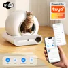 A cat is sitting in a modern, white automatic litter box. The image also shows two smartphones displaying an app interface, and icons representing product features. Anteprima dell’immagine prodotto