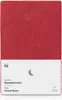 A red fitted sheet is shown flat against a white background, with product information printed on a white label at the bottom. Voir les images du produit