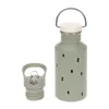 A green stainless steel water bottle with a cream lid and a separate grey lid with a straw mechanism, both on a white background. Produktbild-Vorschau