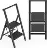 A black foldable step stool is shown from two different angles against a white background. Voir les images du produit