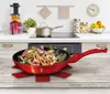 A red frying pan filled with food sits on a kitchen counter. Voir les images du produit