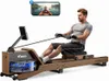 A man is using a rowing machine, with a phone showing a canoe trip displayed above. Produktbild-Vorschau