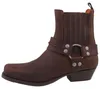 Auf dem Bild ist ein brauner Stiefel zu sehen der von der linken Seite betrachtet wird. Der Stiefel hat ein klassisches Design mit einer sichtbaren Schnürung und einer robusten Sohle. Produktbild-Vorschau