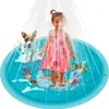 A young child and a dog are playing in a blue splash pad with water spraying from above. Anteprima dell’immagine prodotto