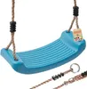 A turquoise swing seat with brown ropes and black connectors, shown against a white background. A small tag with colorful dots and text is attached to one of the ropes. Anteprima dell’immagine prodotto