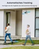 A person walks up steps with a bag, and a ghosted image of them walking further is shown, illustrating automatic tracking by a security camera mounted on a wall. Produktbild-Vorschau