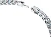 A close-up shot of a bracelet clasp and chain. Voir les images du produit