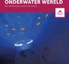 A baby in a crib is looking at a projector that casts an underwater scene with fish and waves onto the ceiling. Náhled obrázku produktu