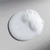 A swatch of white shampoo with foam on a light gray background. Anteprima dell’immagine prodotto