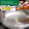 A frying pan with oil being poured into it, with diagrams showing oil measurement rings. Produktbild-Vorschau