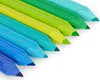 A close-up, angled view of a set of colored pencils arranged diagonally on a white background. Anteprima dell’immagine prodotto