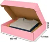 A pink cardboard box with a lid open, containing folded t-shirts and packing material. Dimensions are indicated. Produktbild-Vorschau