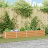 A wooden planter box filled with plants sits in a garden in front of a wooden fence. Voir les images du produit