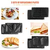 Collage showing a waffle maker with interchangeable plates and resulting food items. Voir les images du produit