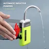 A hand is shown near an automatic water pump, which is dispensing water. Voir les images du produit