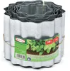 A roll of corrugated metal garden edging is shown against a white background. A label with product information and an image of plants is attached to the roll. Produktbild-Vorschau