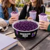 Zwei Frauen trinken lila Bubble-Tea-Smoothies im Freien Podgląd zdjęcia produktu