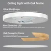 A marketing image showcasing a ceiling light with an oak frame, highlighting its features. Voir les images du produit