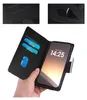 A hand holding a phone case with cards inserted, showing the phone screen. Produktbild-Vorschau