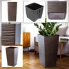 A collage of product images showing a tall, textured planter in brown and gray, with a close-up of its texture and an interior liner. The main image shows the planter in a living room setting. Anteprima dell’immagine prodotto