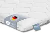 A close-up, angled view of a white mattress topper with labels attached. Anteprima dell’immagine prodotto