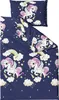 A close-up, flat lay view of a navy blue duvet cover and pillowcase set featuring a repeating pattern of white unicorns with pink and purple manes and tails, flying amongst clouds, rainbows, and stars. Produktbild-Vorschau