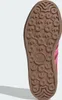The underside of a red and pink Adidas Gazelle Bold sneaker. Produktbild-Vorschau